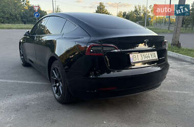 Седан Tesla Model 3 2022 в 