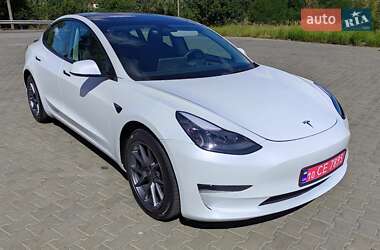 Седан Tesla Model 3 2022 в 