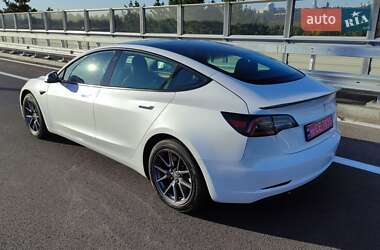 Седан Tesla Model 3 2022 в 
