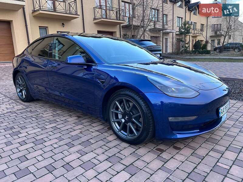 Седан Tesla Model 3 2021 в Львове