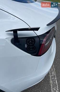 Седан Tesla Model 3 2023 в 
