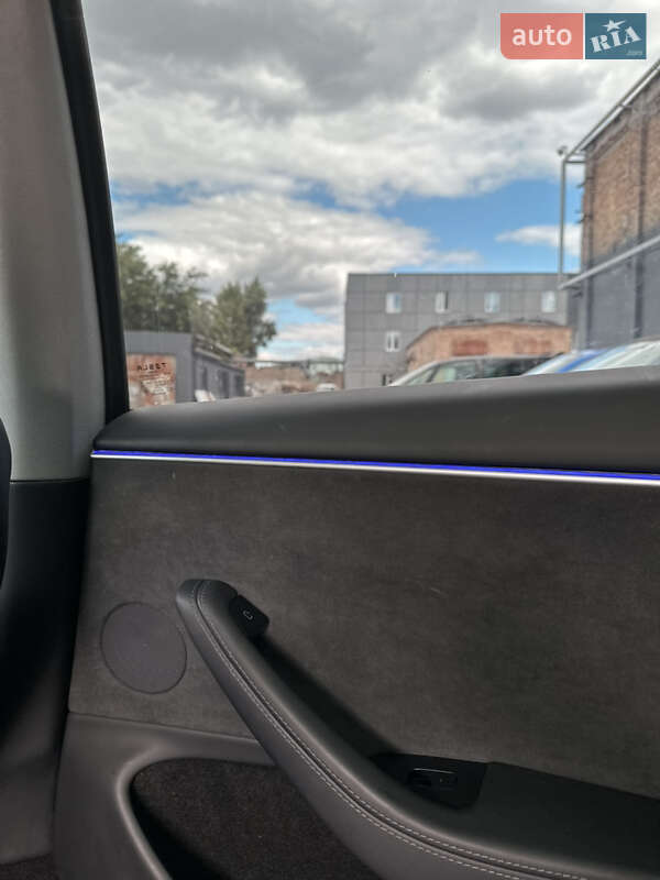 Седан Tesla Model 3 2024 в Києві