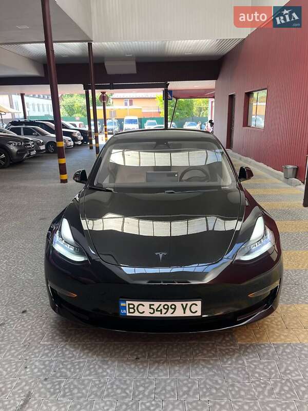 Седан Tesla Model 3 2019 в Львові