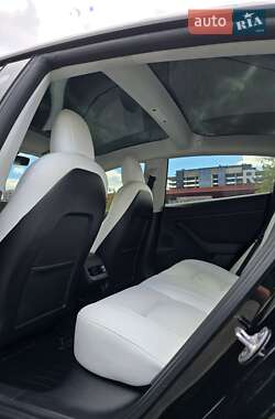 Седан Tesla Model 3 2022 в 