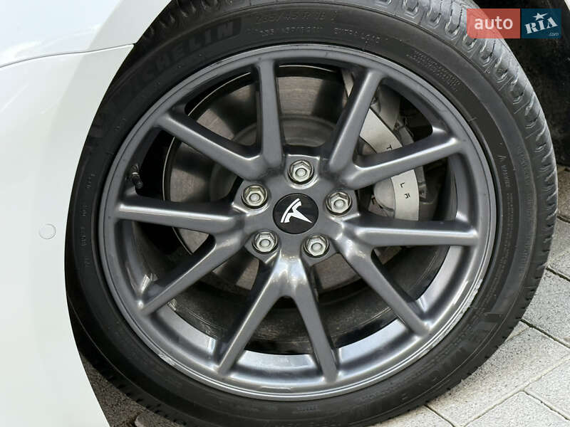 Седан Tesla Model 3 2020 в Дрогобыче