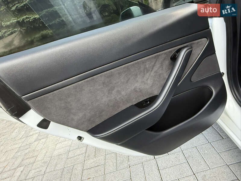 Седан Tesla Model 3 2020 в Дрогобыче