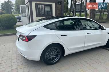 Седан Tesla Model 3 2022 в 
