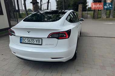 Седан Tesla Model 3 2022 в 