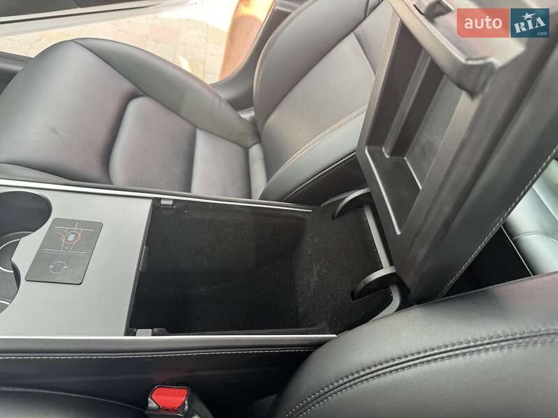 Седан Tesla Model 3 2022 в Стрые