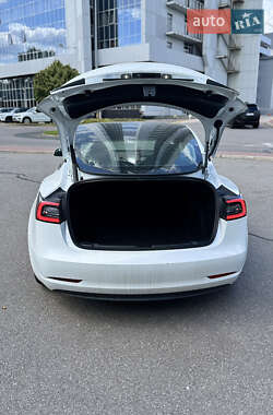 Седан Tesla Model 3 2023 в 