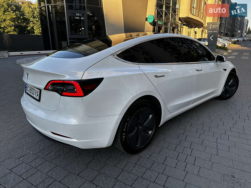 Седан Tesla Model 3 2019 в Львові