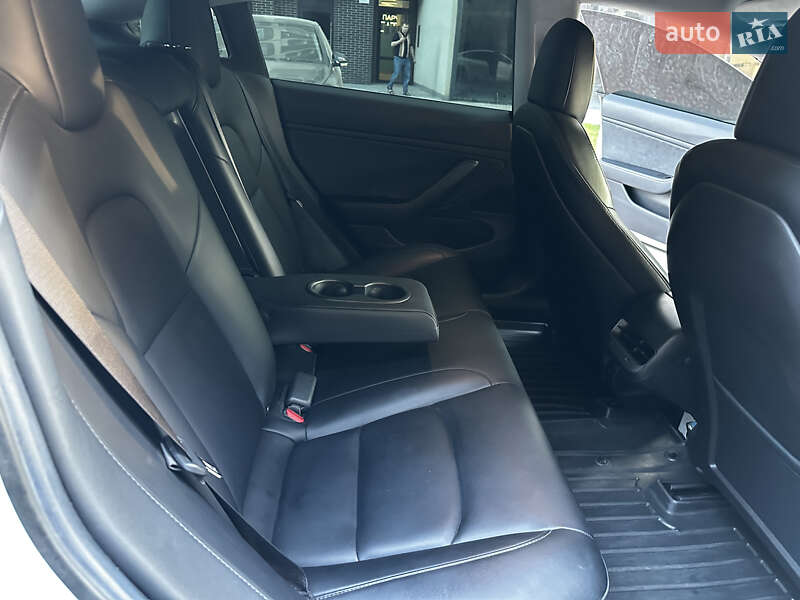 Седан Tesla Model 3 2019 в Львові