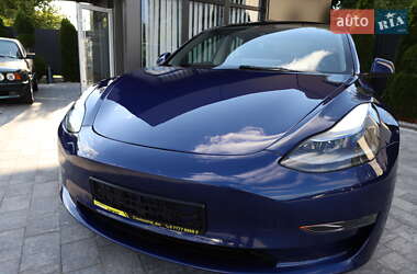 Седан Tesla Model 3 2022 в 