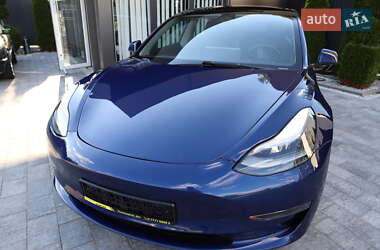 Седан Tesla Model 3 2022 в 