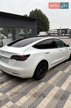 Седан Tesla Model 3 2021 в 
