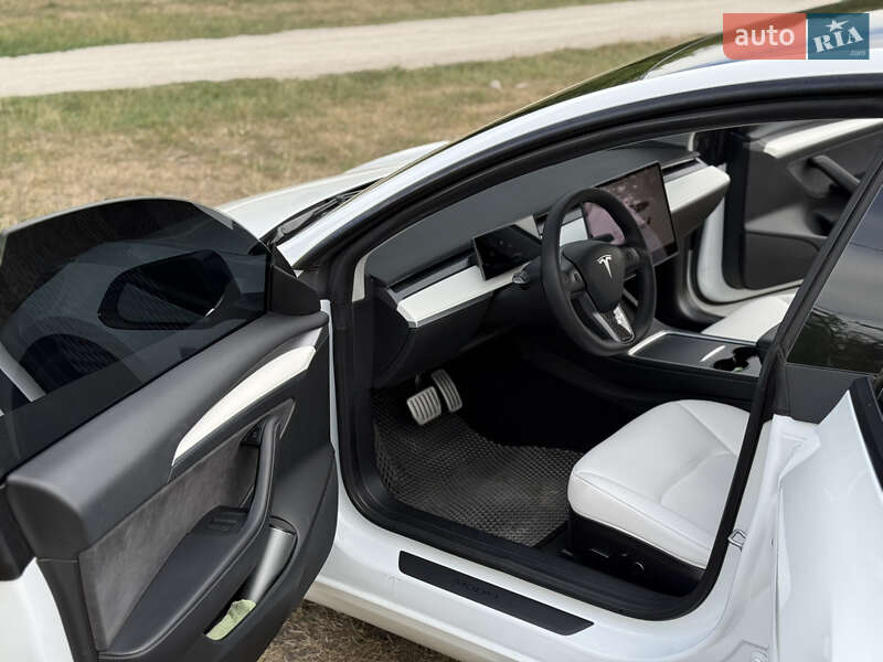 Седан Tesla Model 3 2022 в Кропивницком
