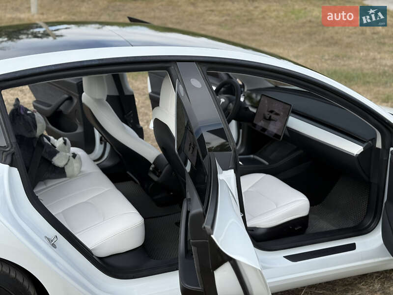 Седан Tesla Model 3 2022 в Кропивницком