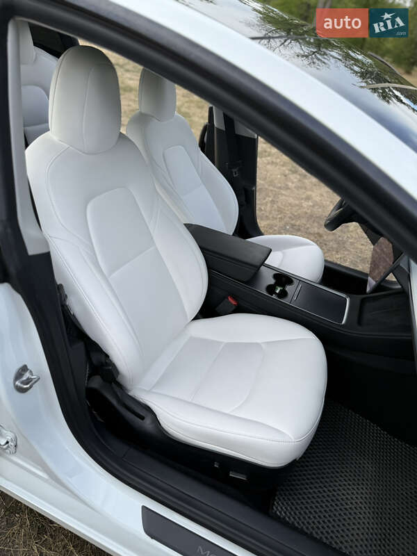 Седан Tesla Model 3 2022 в Кропивницком