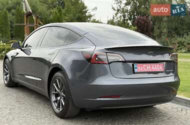 Седан Tesla Model 3 2022 в 