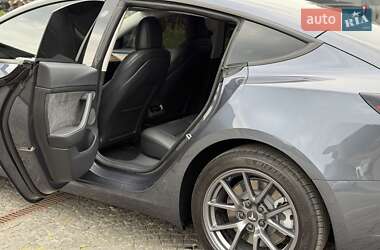 Седан Tesla Model 3 2022 в 