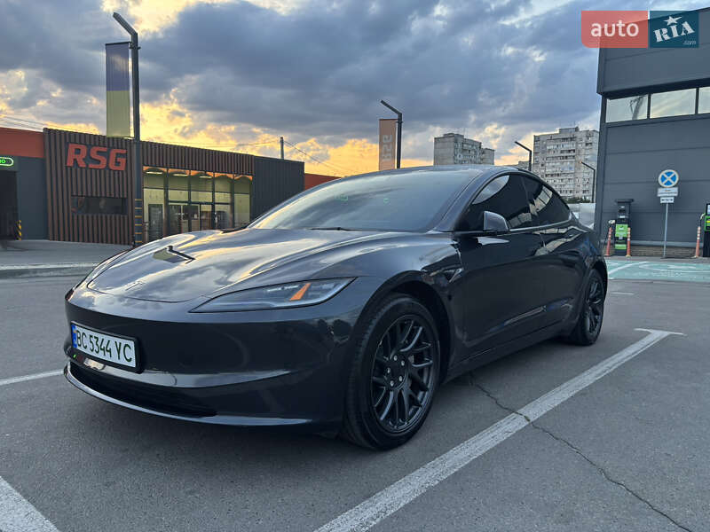 Седан Tesla Model 3 2024 в 