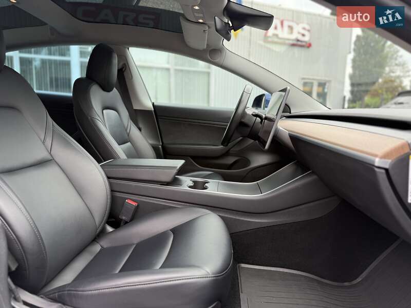 Седан Tesla Model 3 2019 в Киеве