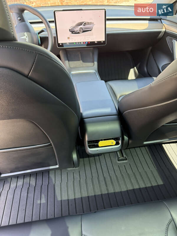 Седан Tesla Model 3 2023 в Чернівцях