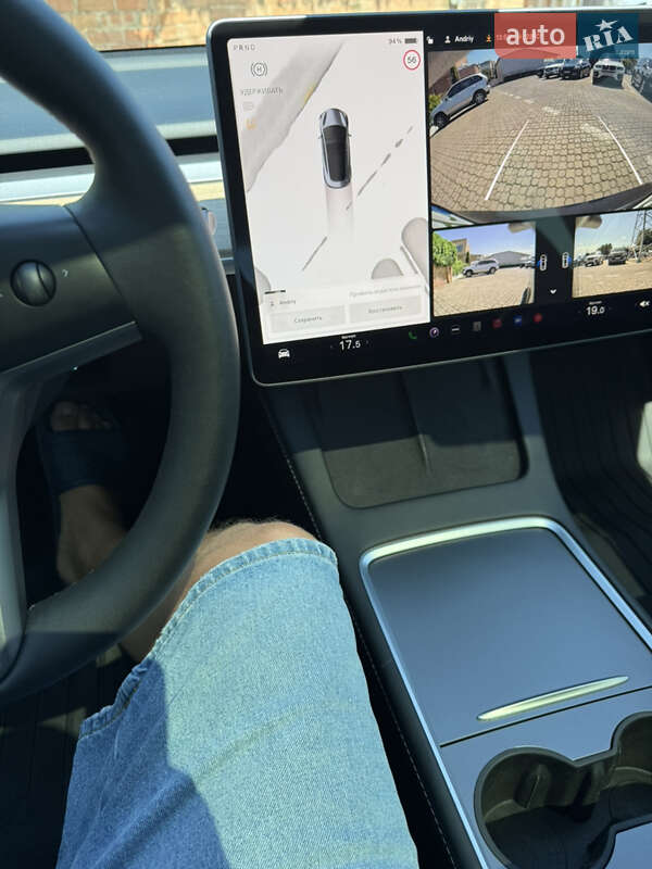 Седан Tesla Model 3 2023 в Чернівцях