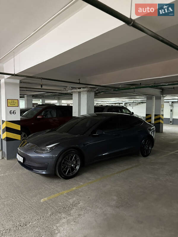Седан Tesla Model 3 2023 в Чернівцях