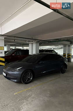 Седан Tesla Model 3 2023 в 