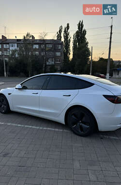 Седан Tesla Model 3 2022 в 