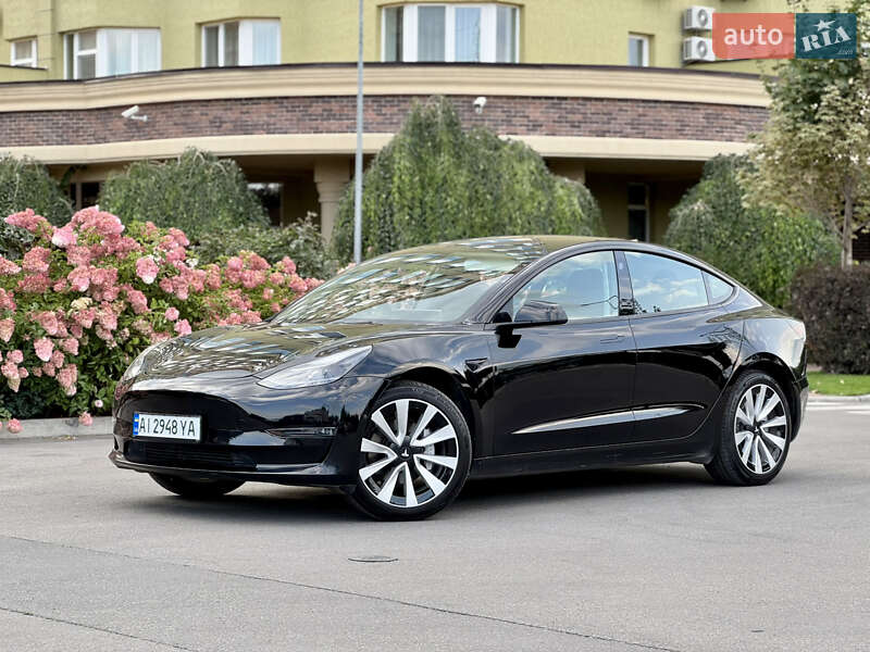 Седан Tesla Model 3 2022 в 
