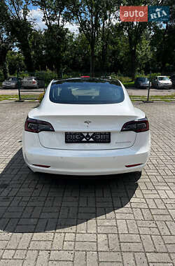 Седан Tesla Model 3 2022 в 