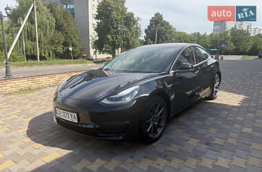 Седан Tesla Model 3 2018 в Умані