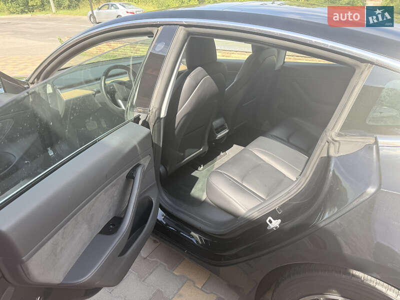 Седан Tesla Model 3 2018 в Умані