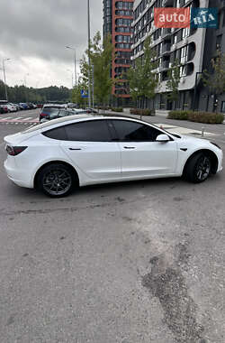 Седан Tesla Model 3 2022 в 