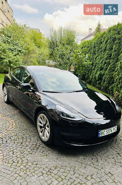 Седан Tesla Model 3 2023 в 