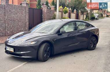 Седан Tesla Model 3 2024 в 