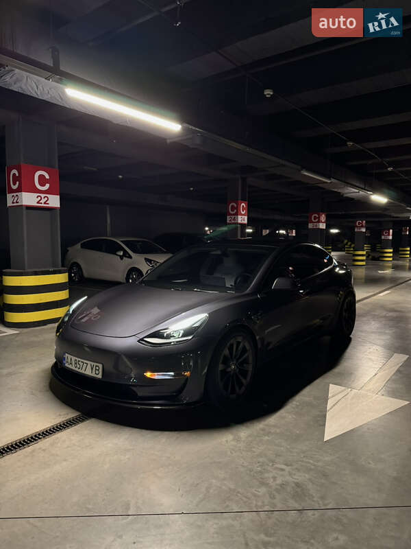 Седан Tesla Model 3 2023 в 