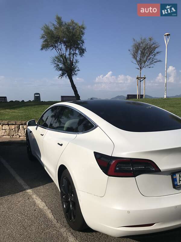 Седан Tesla Model 3 2019 в Киеве