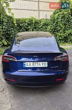 Седан Tesla Model 3 2022 в 