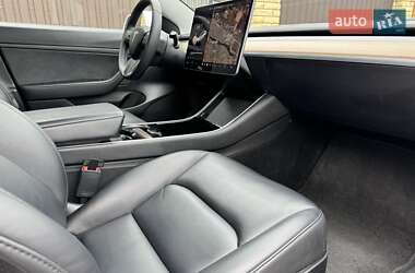 Седан Tesla Model 3 2020 в 
