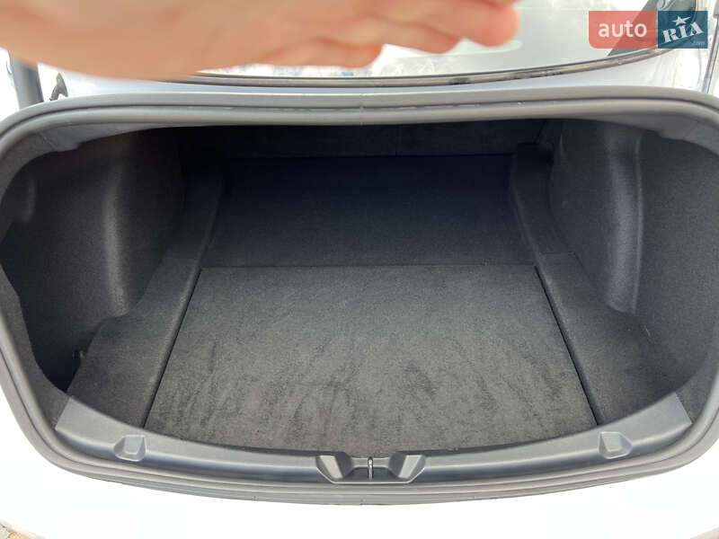 Седан Tesla Model 3 2022 в Луцьку