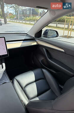 Седан Tesla Model 3 2021 в 