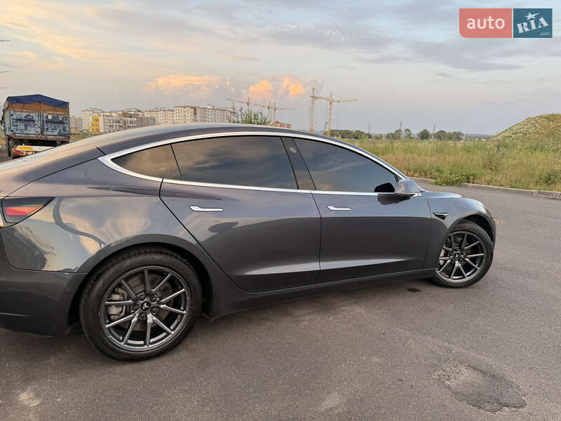 Седан Tesla Model 3 2019 в Виннице