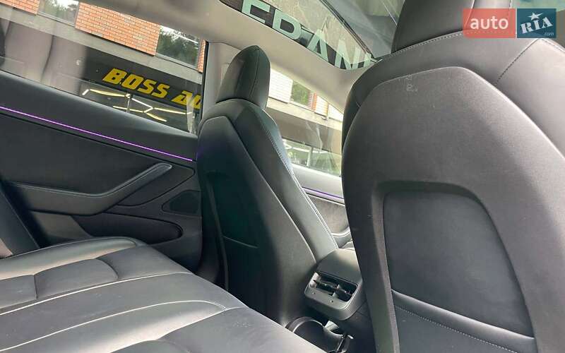 Седан Tesla Model 3 2018 в Чернівцях