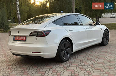 Седан Tesla Model 3 2023 в 