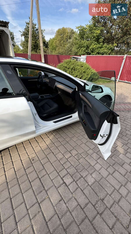 Седан Tesla Model 3 2021 в Шептицькому