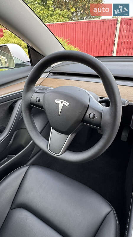 Седан Tesla Model 3 2021 в Шептицькому