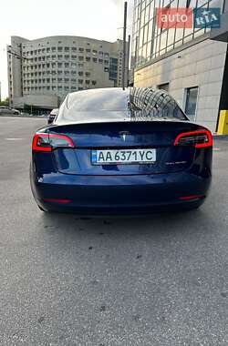 Седан Tesla Model 3 2022 в 